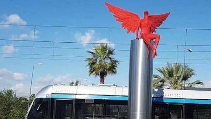 «Αιδώς Αργείοι»! Χατζηδάκης και δημιουργός του γλυπτού θα ξαναστήσουν το σάπιο άγαλμα στο Π. Φάληρο